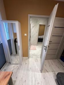 una stanza con due porte e uno specchio di Leśny Zakątek a Święta Katarzyna Altre 62 foto