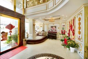 a large lobby with a living room and a living room at Tuyet Son Hotel (TS Ocean Hotel) in Da Nang