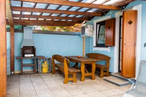 patio con tavolo e stufa a legna di Apartma JP Terme Čatež a Čatež ob Savi