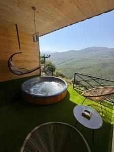 Nespecifikovaný výhled na hory nebo výhled na hory při pohledu z hotelu