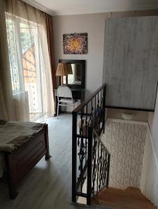 Llit o llits en una habitació de Irakli Guesthouse