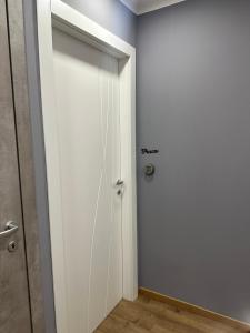 a room with a white door with the word please written on it at Appartamento La Ginestra in Gozzano