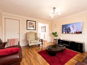 TV a/nebo společenská místnost v ubytování 4 Bed House in Greater London Parking - Pass the Keys