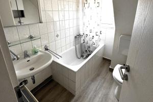 Ένα μπάνιο στο VAZ Apartments Schürmann für Monteure, Küche, WLAN, Parkplatz, Autobahnnah +22 φωτογραφίες