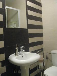 y baño con lavabo y aseo. en Apartment Gledovic en Zlatibor
