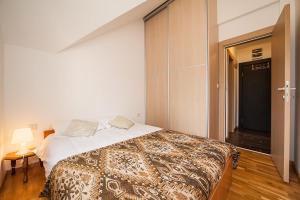 1 dormitorio con 1 cama grande en una habitación en Apartment Gledovic, en Zlatibor