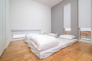 A bed or beds in a room at 新屋 札幌市中心薄野車程5分鐘 挑高設計客廳 可停車1台 高速Wi Fi 地鐵徒步5分 一站到薄野