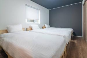 A bed or beds in a room at 新屋 札幌市中心薄野車程5分鐘 挑高設計客廳 可停車1台 高速Wi Fi 地鐵徒步5分 一站到薄野