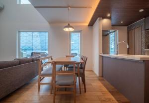 A kitchen or kitchenette at 新屋 札幌市中心薄野車程5分鐘 挑高設計客廳 可停車1台 高速Wi Fi 地鐵徒步5分 一站到薄野