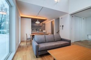 A seating area at 新屋 札幌市中心薄野車程5分鐘 挑高設計客廳 可停車1台 高速Wi Fi 地鐵徒步5分 一站到薄野
