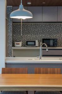 A kitchen or kitchenette at 新屋 札幌市中心薄野車程5分鐘 挑高設計客廳 可停車1台 高速Wi Fi 地鐵徒步5分 一站到薄野