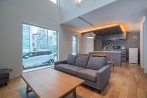 A kitchen or kitchenette at 新屋 札幌市中心薄野車程5分鐘 挑高設計客廳 可停車1台 高速Wi Fi 地鐵徒步5分 一站到薄野