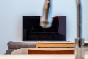 A television and/or entertainment centre at 新屋 札幌市中心薄野車程5分鐘 挑高設計客廳 可停車1台 高速Wi Fi 地鐵徒步5分 一站到薄野