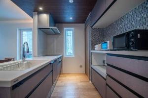 A kitchen or kitchenette at 新屋 札幌市中心薄野車程5分鐘 挑高設計客廳 可停車1台 高速Wi Fi 地鐵徒步5分 一站到薄野