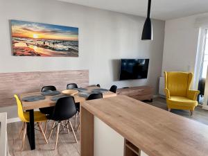Μια τηλεόραση ή/και κέντρο ψυχαγωγίας στο Apartament w Rewalu nad samym morzem