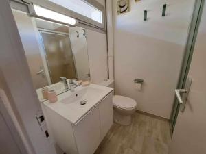 Le CastellasにあるAppartement rénové 2024, face à la mer, parking privé, terrasse, idéal famille! - FR-1-326-620のトイレと洗面台を備えた白いバスルーム