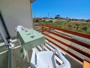 Le CastellasにあるAppartement rénové 2024, face à la mer, parking privé, terrasse, idéal famille! - FR-1-326-620のビーチを望むバルコニー(テーブル、椅子付)