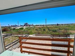 Le CastellasにあるAppartement rénové 2024, face à la mer, parking privé, terrasse, idéal famille! - FR-1-326-620の家のバルコニーからビーチの景色を望めます。 +3枚の写真
