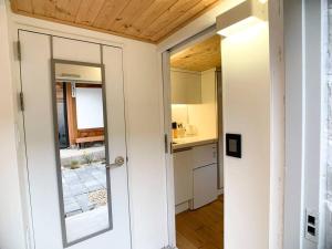 una cocina con una puerta que da a una cocina con encimera en Hanok JADE, en Seúl 52 fotos más