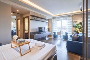 a hotel room with a bed and a living room at Easylife - Monolocale con balcone in Porta Venezia in Milan