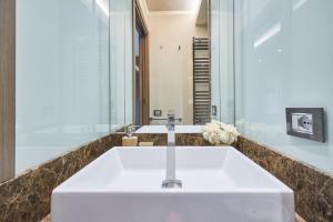 a bathroom with a white sink and a mirror at Easylife - Monolocale con balcone in Porta Venezia in Milan +27 photos