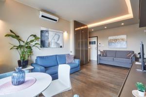 a living room with a blue couch and a table at Easylife - Monolocale con balcone in Porta Venezia in Milan