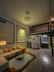 ein Wohnzimmer mit einem Sofa und einem Loft in der Unterkunft Zeus Living - Old Quater Homestay in Hanoi