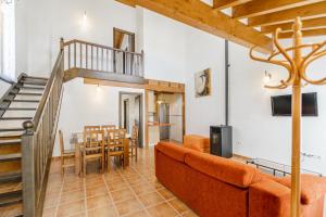 ein Wohnzimmer mit Couch und ein Esszimmer in der Unterkunft La Dehesa de Santa Ursula 1 in Espeja de San Marcelino