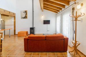 ein Wohnzimmer mit Sofa und Fernseher in der Unterkunft La Dehesa de Santa Ursula 1 in Espeja de San Marcelino