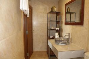 Bilik mandi di Aurora Resort +93 gambar