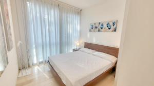 En eller flere senge i et værelse på Merville family apartment