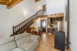 ein Wohnzimmer mit einer Couch und einer Treppe in der Unterkunft La Dehesa de Santa Ursula 2 in Espeja de San Marcelino