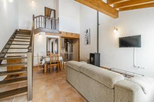 ein Wohnzimmer mit Couch und ein Esszimmer in der Unterkunft La Dehesa de Santa Ursula 2 in Espeja de San Marcelino