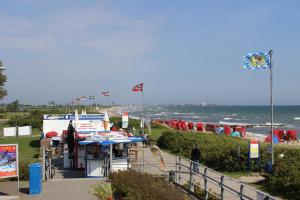 einen Strand mit einem Essensstand und dem Meer in der Unterkunft Ferienhaus Küstenschwalbe in Schönhagen