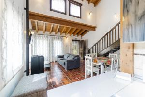 ein Wohnzimmer mit Sofa und Tisch in der Unterkunft La Dehesa de Santa Ursula 3 in Espeja de San Marcelino