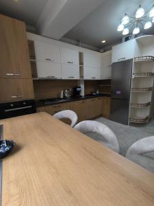Kuchyň nebo kuchyňský kout v ubytování Apart Lux Melestiu + 12 fotografií