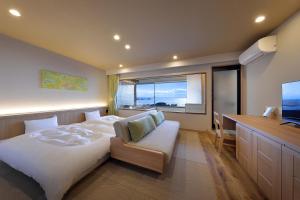 um quarto com uma cama, uma escrivaninha e uma televisão em 季粋の宿 紋屋 em Hongō