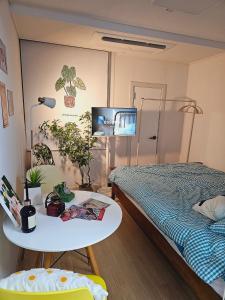 une chambre avec un lit et une table et un lit et une télévision dans l'établissement near Jamsil Coex Lotteworld - full option lovely house, à Séoul