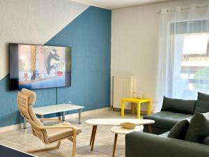 TV a/nebo společenská místnost v ubytování Glyfada Grand Residence