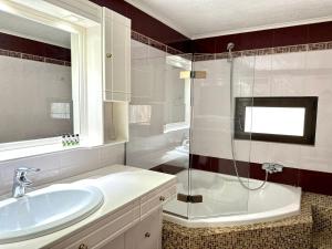 Koupelna v ubytování Glyfada Grand Residence + 41 fotografií