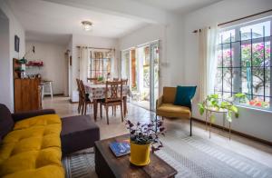 Posezení v ubytování Cosy & Stylish Cottage - Central Tamarin