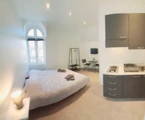 een slaapkamer met een bed en een bureau erin bij Chic & Contemporain in Vierzon