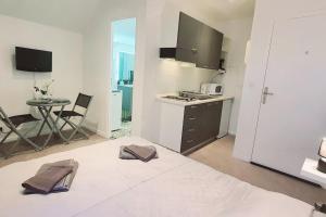 een grote witte kamer met een keuken en een tafel bij Chic & Contemporain in Vierzon +9 foto's