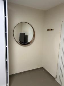 贝特谢安דירת אירוח בעמק的镜子在房间的白色墙上 更多4张照片
