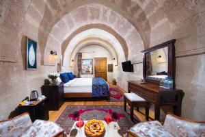 een hotelkamer met een bed en een spiegel bij Portal Cappadocia Hotel in Ortahisar +26 foto's