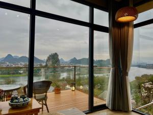 桂林市にある桂林依庐居民宿の川の景色が見える大きな窓のある部屋