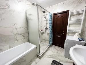 a bathroom with a bath tub and a sink at Central Apartments' Privat-Sauna free Parking AmurResidence FamilyConcept in Iaşi +22 photos