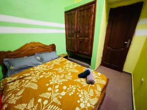 BafoussamCharmante maison cozy et conviviale的一间卧室配有一张棕色和白色的被子的床