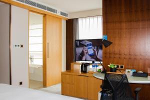 TV a/nebo společenská místnost v ubytování Hilton Garden Inn Zhuhai Hengqin