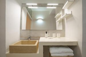 une salle de bain avec un lavabo et un miroir dans l'établissement Leonardò, non solo mare, à Nardò 16 autres photos